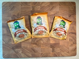 Мучные полоски ФИОЛЕТОВЫЕ со вкусом острых куриных крылышек 76 гр: Горох жареный со вкусом СЫРА 