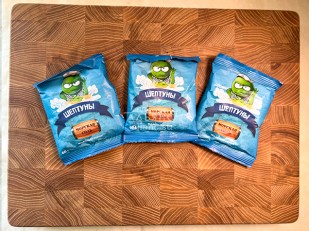 Мучные полоски ФИОЛЕТОВЫЕ со вкусом острых куриных крылышек 76 гр: Горох жареный со вкусом СОЛЁНЫЙ 